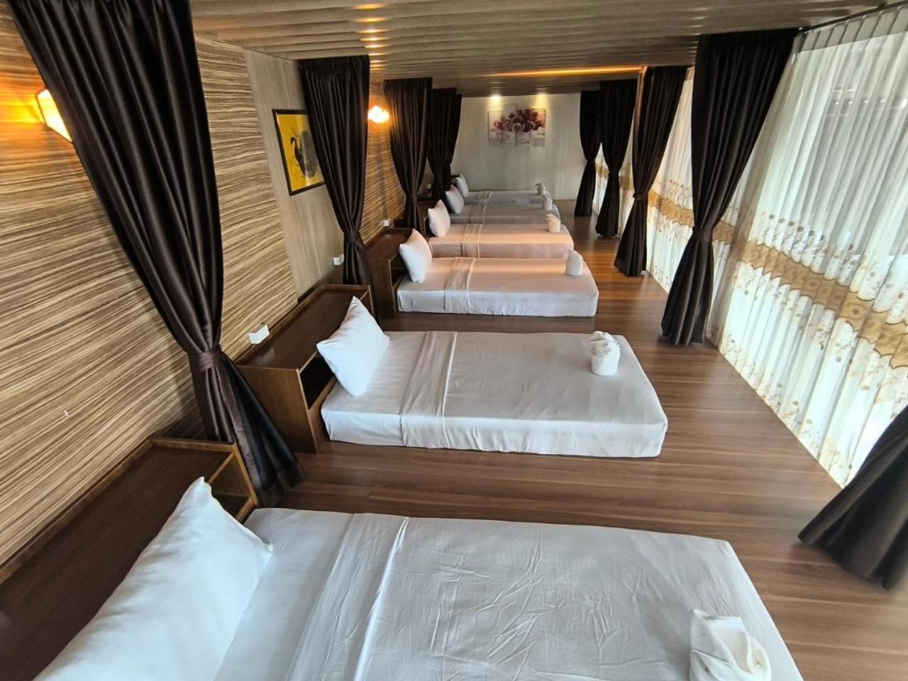 Lotus Hostel *
